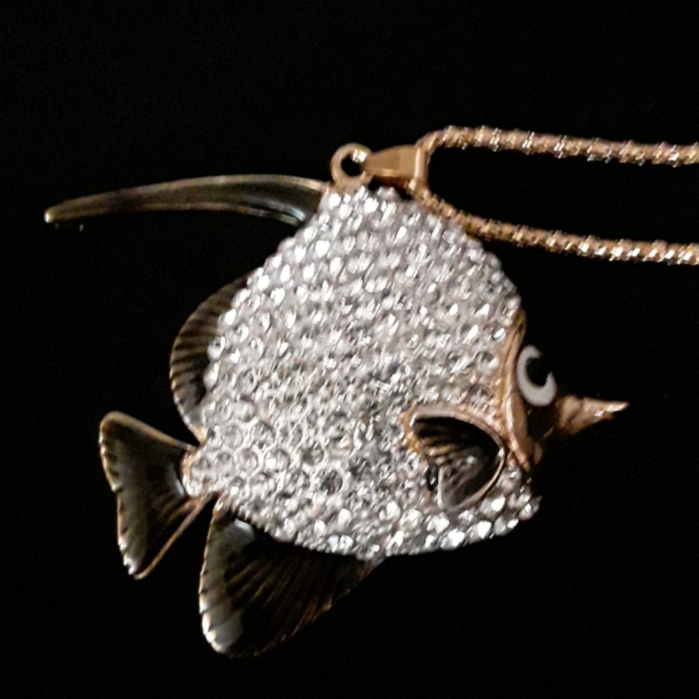 CRYSTAL FISH NECKLACE